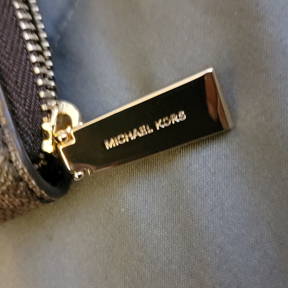 **SOLD**Michael Kors logo wallet - Picture 4 of 8